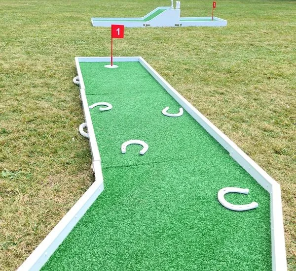 4 lucky horseshoes on crazy golf course